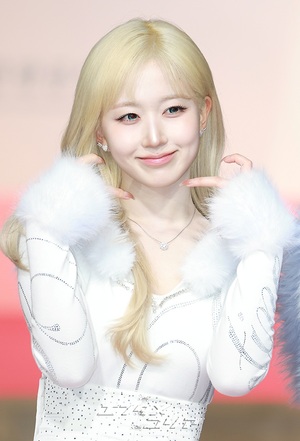 【フォト】NMIXXの「ブルー・クリスマス」＝2025 SBS歌謡大典