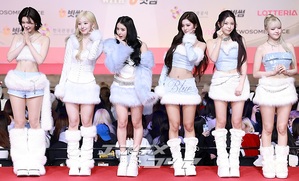 【フォト】NMIXXの「ブルー・クリスマス」＝2025 SBS歌謡大典