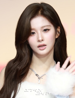 【フォト】NMIXXの「ブルー・クリスマス」＝2025 SBS歌謡大典