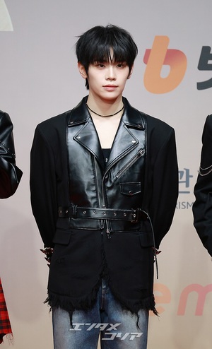 【フォト】ZEROBASEONE、レザージャケット＆デニムで素敵な彼氏コーデ＝2025 SBS歌謡大典