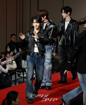 【フォト】ZEROBASEONE、レザージャケット＆デニムで素敵な彼氏コーデ＝2025 SBS歌謡大典