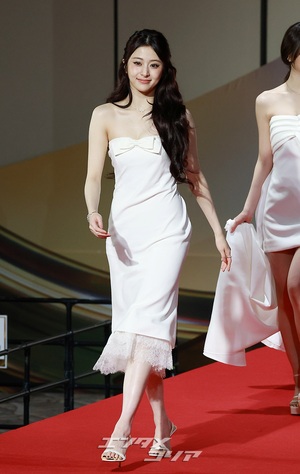 【フォト】LE SSERAFIM、純白の美＝2025 SBS歌謡大典