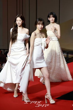 【フォト】LE SSERAFIM、純白の美＝2025 SBS歌謡大典