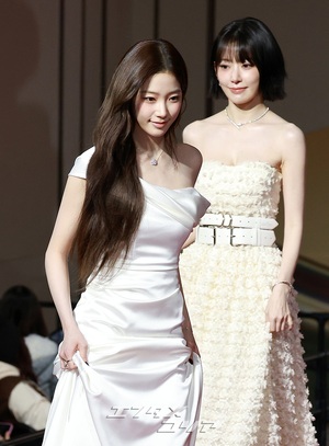 【フォト】LE SSERAFIM、純白の美＝2025 SBS歌謡大典