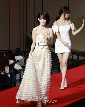 【フォト】LE SSERAFIM、純白の美＝2025 SBS歌謡大典