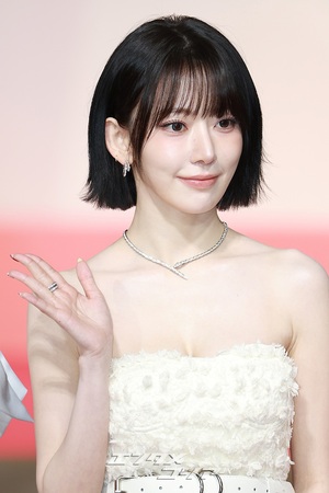 【フォト】LE SSERAFIM、純白の美＝2025 SBS歌謡大典