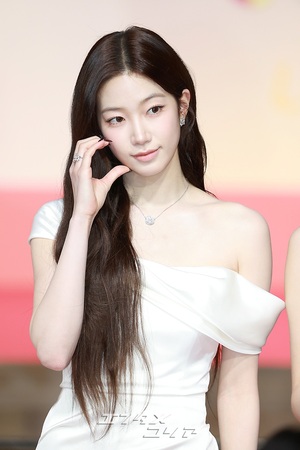 【フォト】LE SSERAFIM、純白の美＝2025 SBS歌謡大典