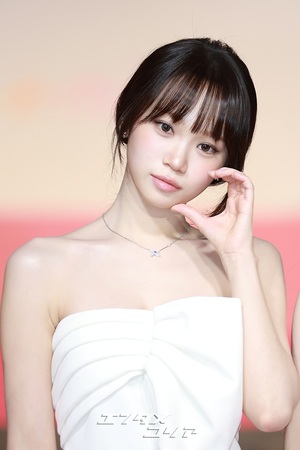 【フォト】LE SSERAFIM、純白の美＝2025 SBS歌謡大典