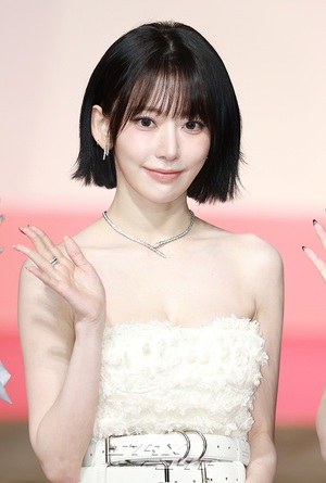 【フォト】LE SSERAFIM、純白の美＝2025 SBS歌謡大典