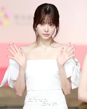 【フォト】LE SSERAFIM、純白の美＝2025 SBS歌謡大典