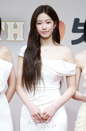 【フォト】LE SSERAFIM、純白の美＝2025 SBS歌謡大典