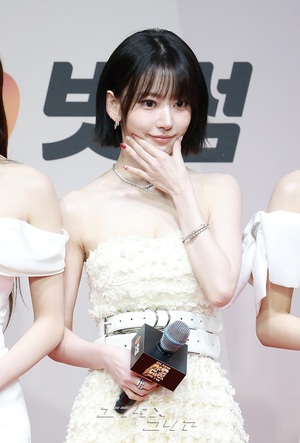 【フォト】LE SSERAFIM、純白の美＝2025 SBS歌謡大典