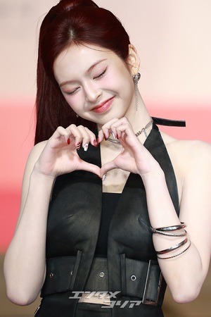 【フォト】BABYMONSTER、寒さも忘れさせる黒一色のセクシーさ＝2025 SBS歌謡大典