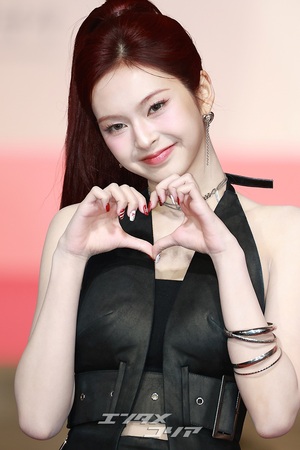 【フォト】BABYMONSTER、寒さも忘れさせる黒一色のセクシーさ＝2025 SBS歌謡大典