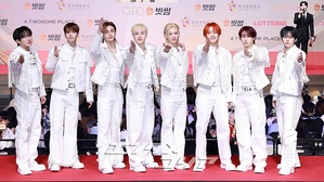 【フォト】Stray Kids「まぶしい白のスーツ」＝2025 SBS歌謡大典