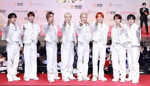 【フォト】Stray Kids「まぶしい白のスーツ」＝2025 SBS歌謡大典