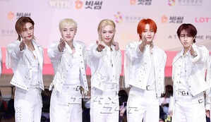【フォト】Stray Kids「まぶしい白のスーツ」＝2025 SBS歌謡大典