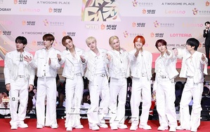 【フォト】Stray Kids「まぶしい白のスーツ」＝2025 SBS歌謡大典