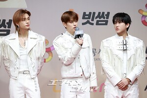 【フォト】Stray Kids「まぶしい白のスーツ」＝2025 SBS歌謡大典