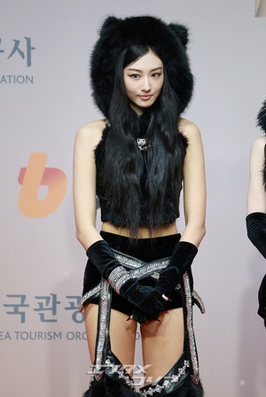 【フォト】キュートな黒猫、MEOVV＝2025 SBS歌謡大典