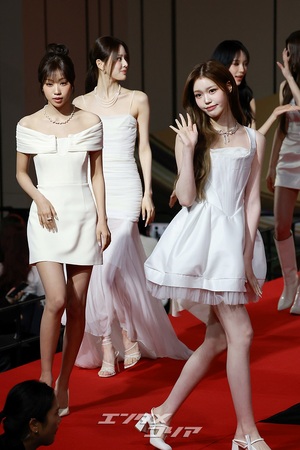 【フォト】izna、純白の女神たち＝2025 SBS歌謡大典