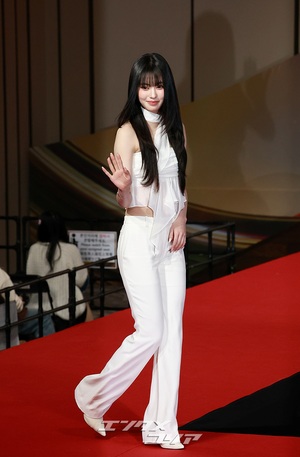 【フォト】izna、純白の女神たち＝2025 SBS歌謡大典