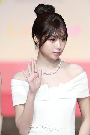 【フォト】izna、純白の女神たち＝2025 SBS歌謡大典