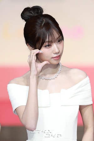 【フォト】izna、純白の女神たち＝2025 SBS歌謡大典