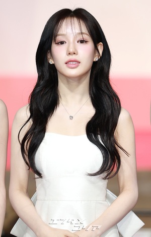 【フォト】izna、純白の女神たち＝2025 SBS歌謡大典