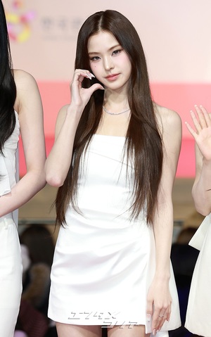 【フォト】izna、純白の女神たち＝2025 SBS歌謡大典