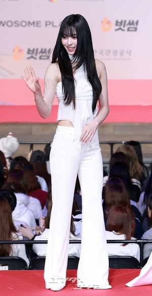 【フォト】izna、純白の女神たち＝2025 SBS歌謡大典