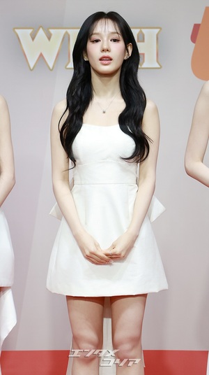 【フォト】izna、純白の女神たち＝2025 SBS歌謡大典