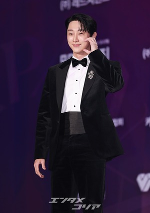 【フォト】ジニョン　クールな指ハート