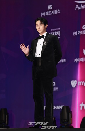 【フォト】ジニョン　クールな指ハート