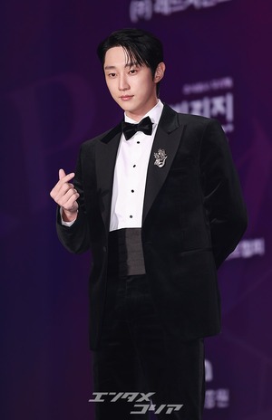 【フォト】ジニョン　クールな指ハート