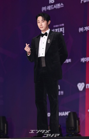 【フォト】ジニョン　クールな指ハート