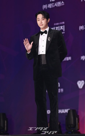 【フォト】ジニョン　クールな指ハート