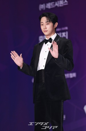 【フォト】ジニョン　クールな指ハート