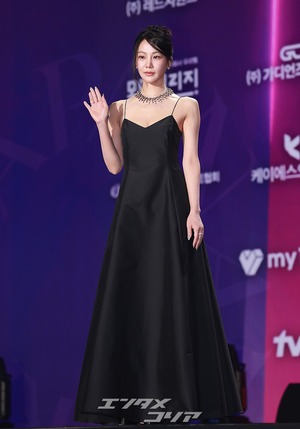 【フォト】ハン・ジウン　魅惑の黒ドレス姿