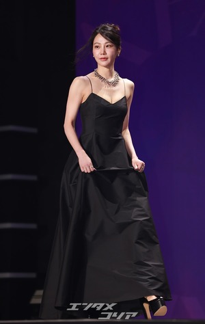 【フォト】ハン・ジウン　魅惑の黒ドレス姿
