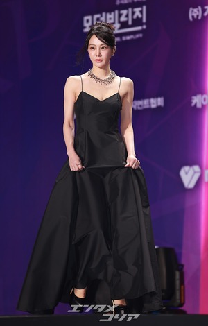 【フォト】ハン・ジウン　魅惑の黒ドレス姿