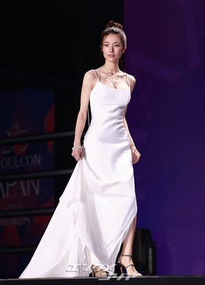 【フォト】ハヨン　スリップドレスでさり気なくセクシーに