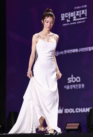 【フォト】ハヨン　スリップドレスでさり気なくセクシーに