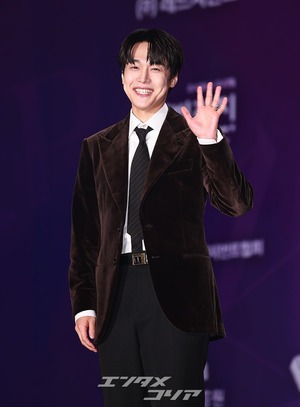 【フォト】カン・ユソク　あったかベルベットジャケットで明るい笑顔