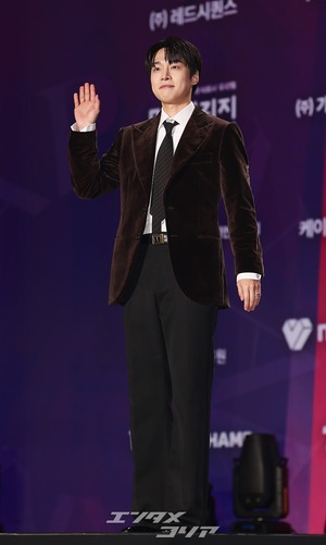 【フォト】カン・ユソク　あったかベルベットジャケットで明るい笑顔