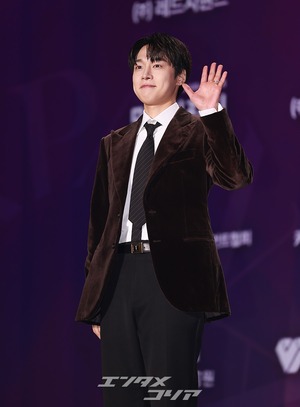 【フォト】カン・ユソク　あったかベルベットジャケットで明るい笑顔