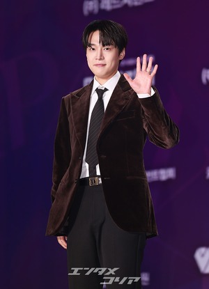 【フォト】カン・ユソク　あったかベルベットジャケットで明るい笑顔