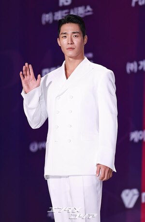 【フォト】ソ・ハジュン　オールホワイトのスーツで登場＝APAN