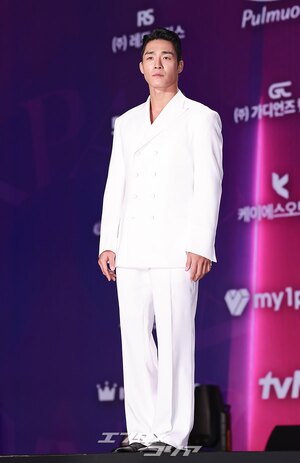 【フォト】ソ・ハジュン　オールホワイトのスーツで登場＝APAN