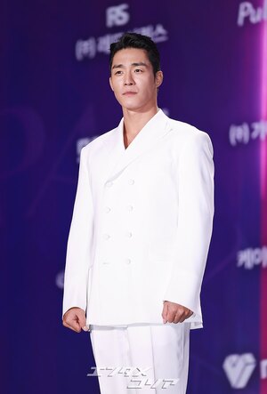 【フォト】ソ・ハジュン　オールホワイトのスーツで登場＝APAN